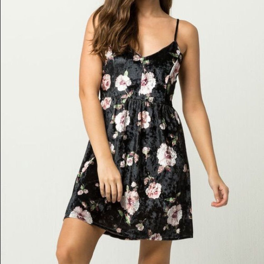 NWT Tilly’s Black Floral Velvet Mini Dress
